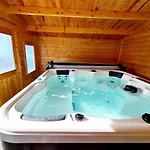 Le Aura Et Jacuzzi *